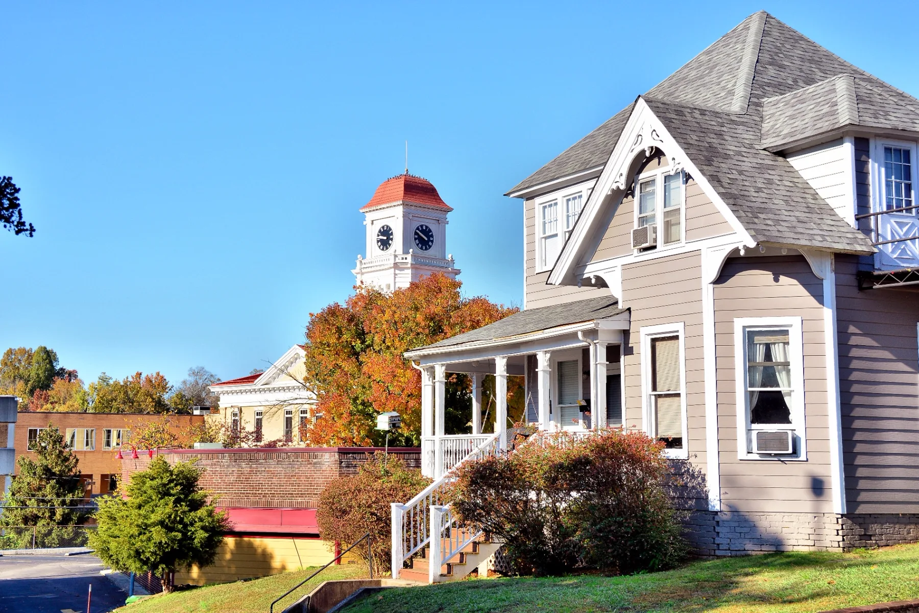 Professional exterior painting project in Knoxville by That 1 Painter