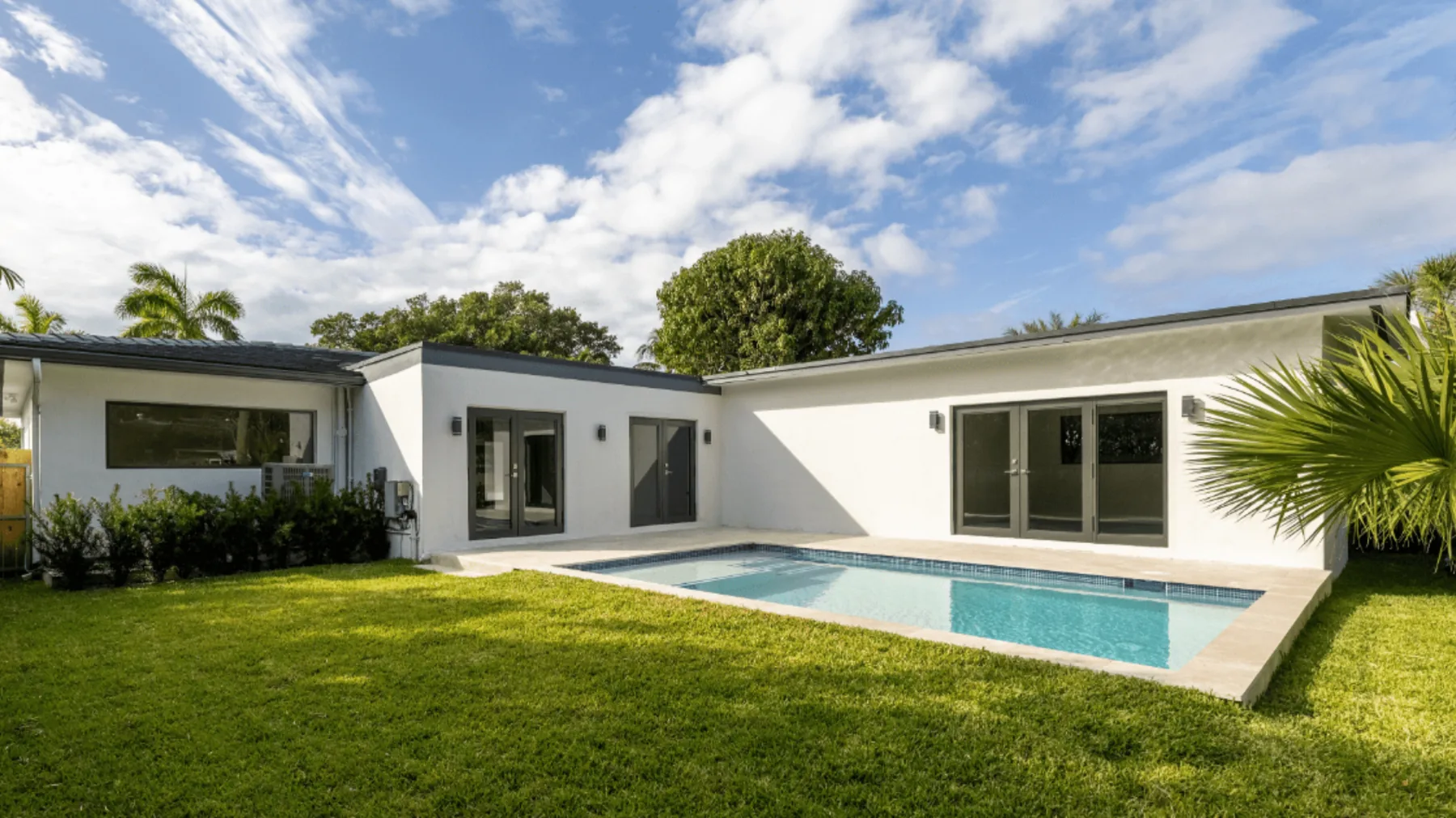 Professional exterior painting project in Miami by That 1 Painter