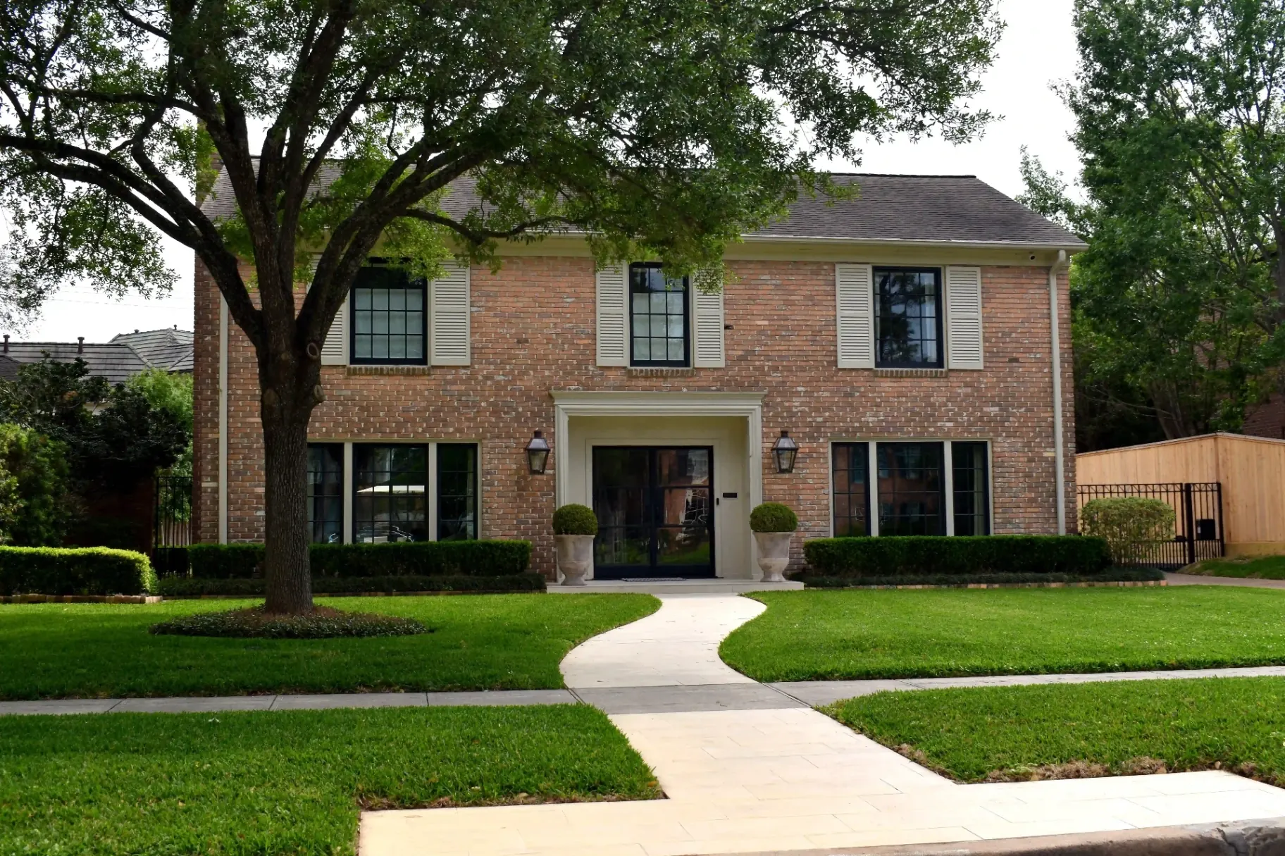Professional exterior painting project in Central Houston by That 1 Painter