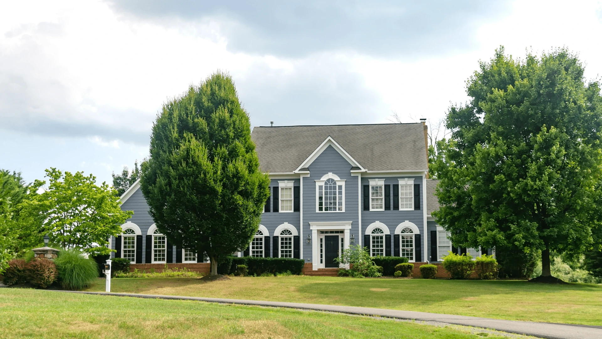 Professional exterior painting project in Williamsburg by That 1 Painter