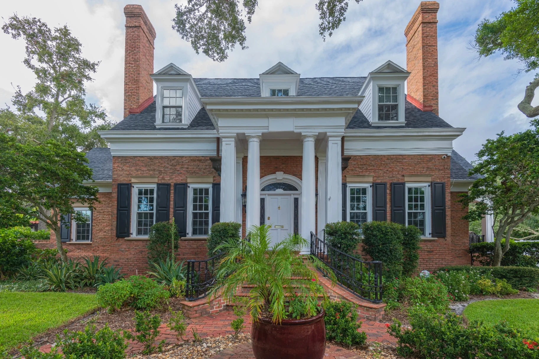 Professional exterior painting project in St. Petersburg by That 1 Painter