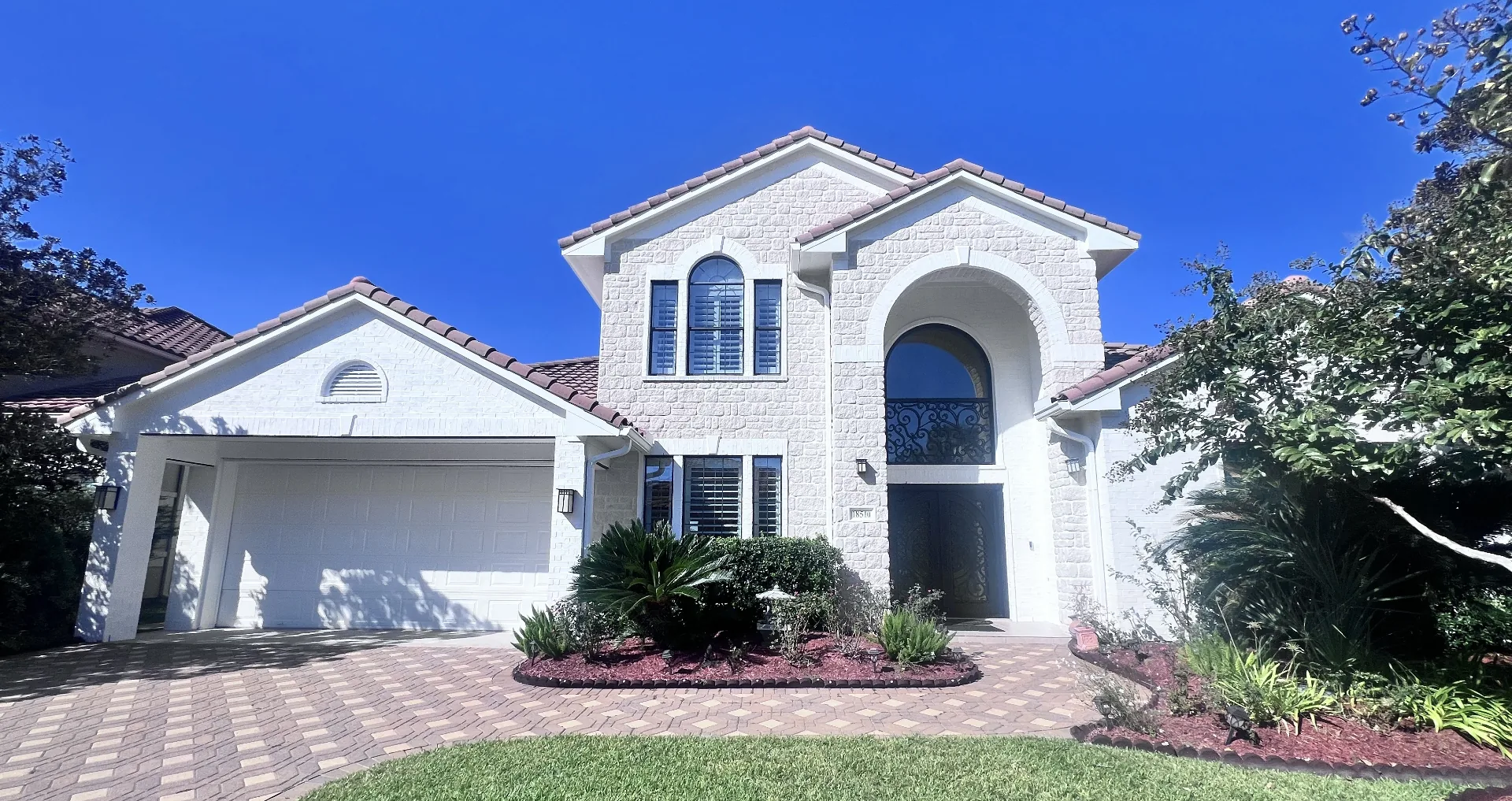Professional exterior painting project in Pearland by That 1 Painter