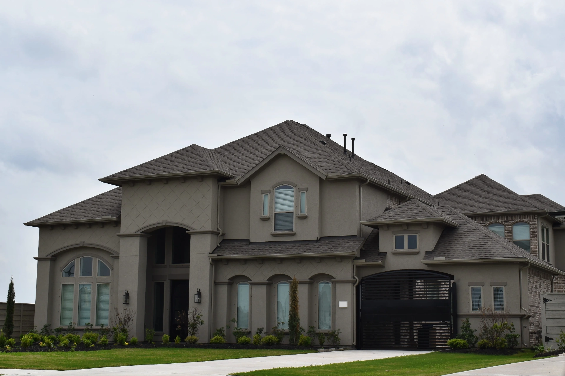 Professional exterior painting project in Central Houston by That 1 Painter