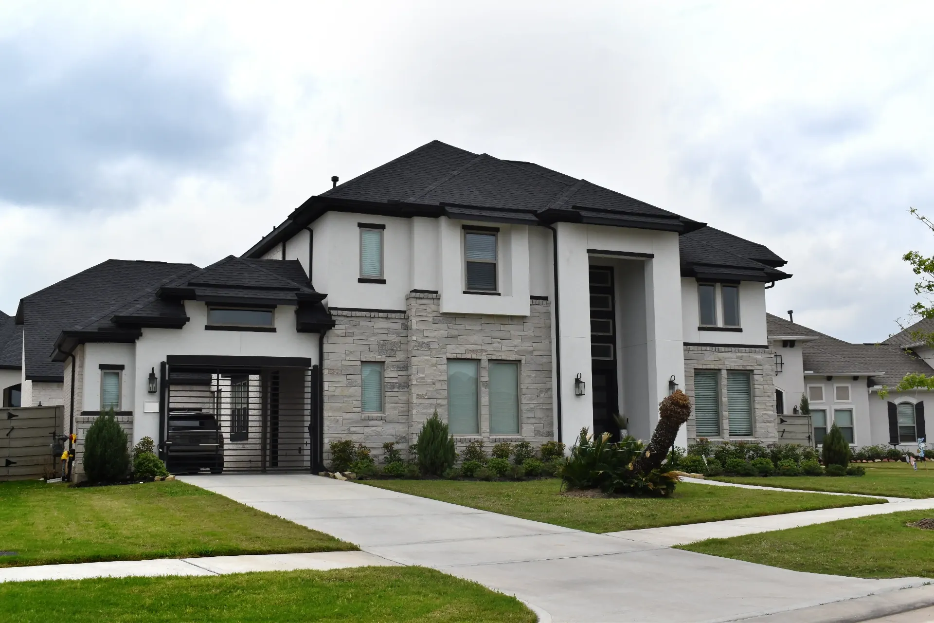 Professional exterior painting project in Central Houston by That 1 Painter