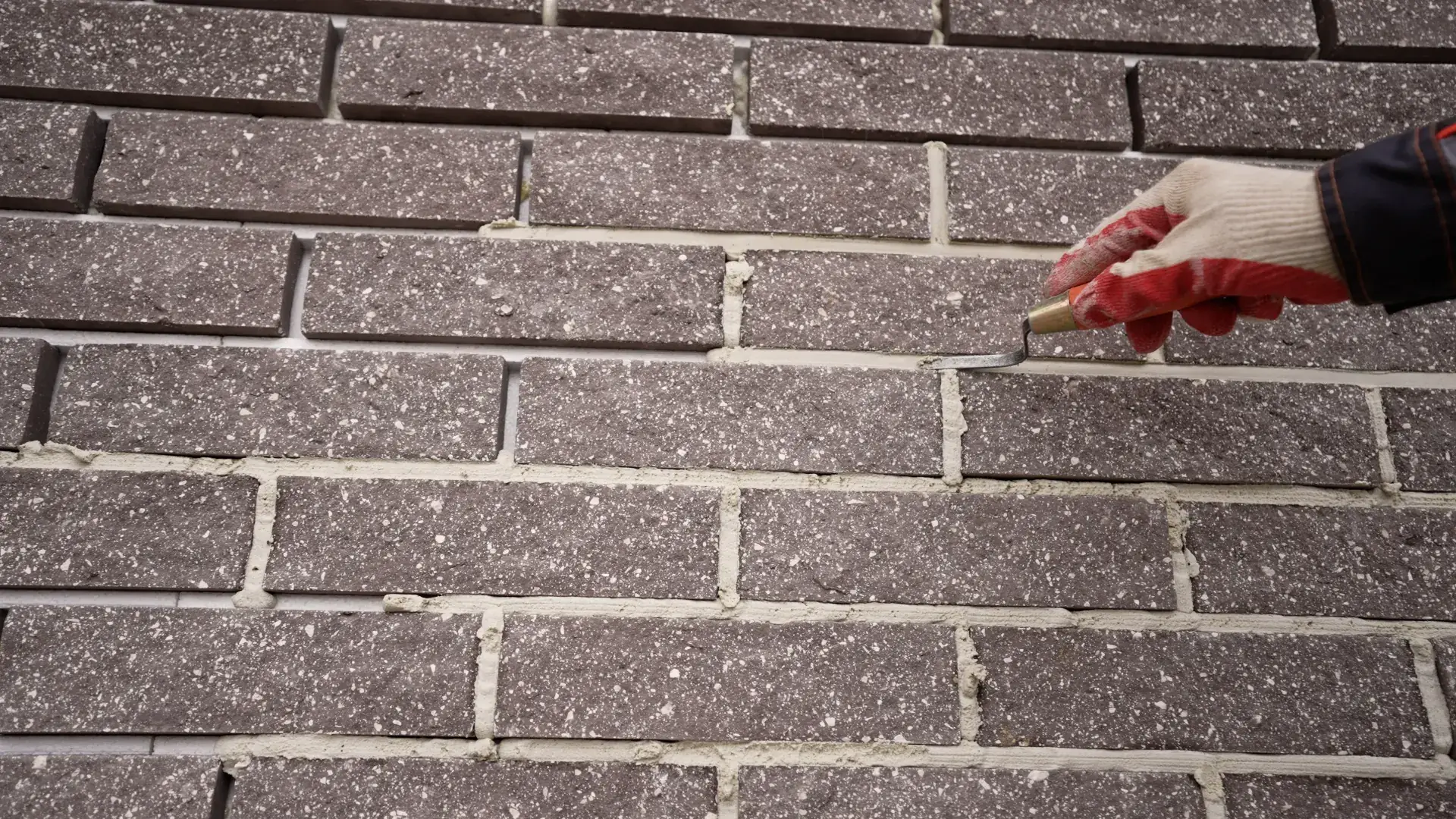 Mortar joint repair on exterior masonry