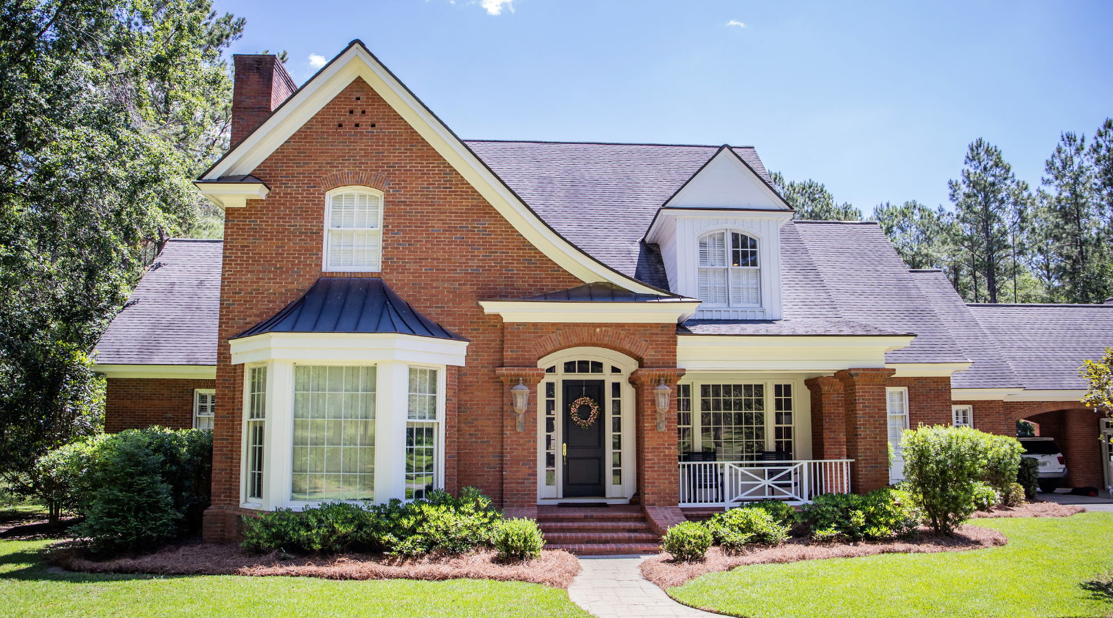 A brick home in Dallas that was freshly exterior painted by That 1 Painter Dallas.