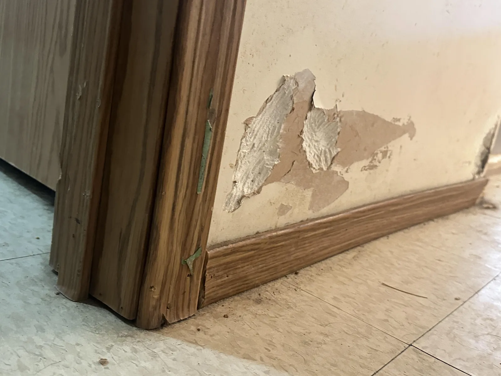 How Do You Repair Paint Chips on Walls?