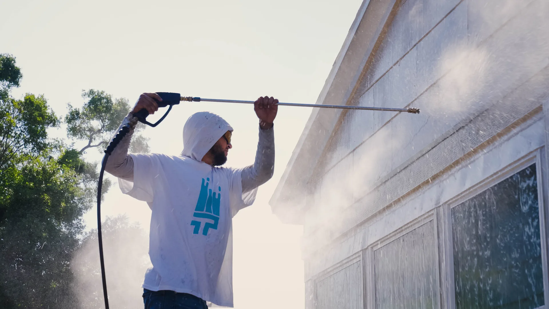 That 1 Painter St. Petersburg crew member pressure washing a home's exterior siding in St. Petersburg, FL