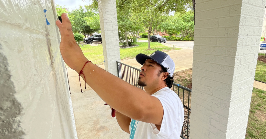 A painter from That 1 Painter New Orleans painting historic homes.