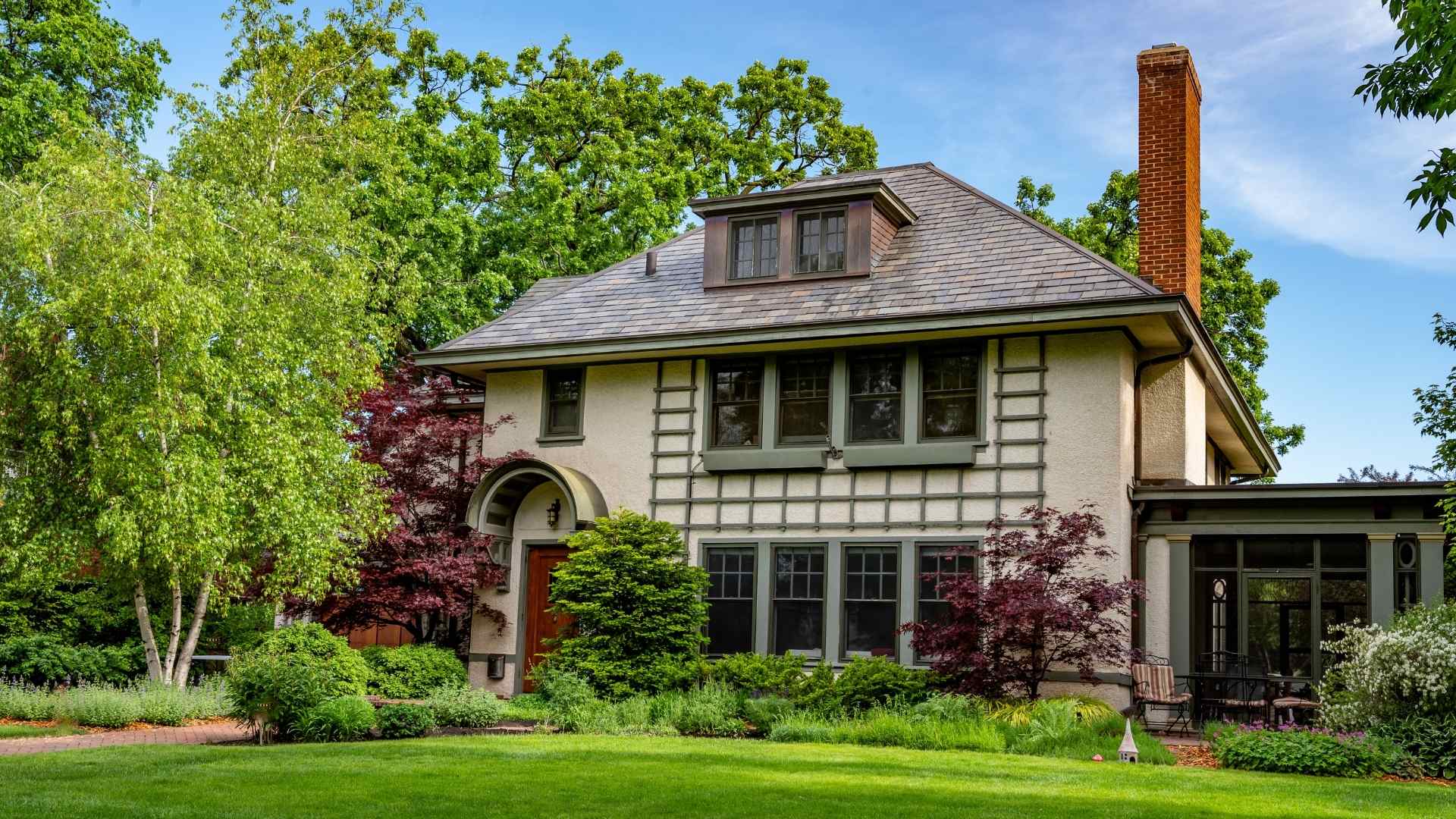 A suburban home that was freshly painted by That 1 Painter North Detroit - painters in Southfield