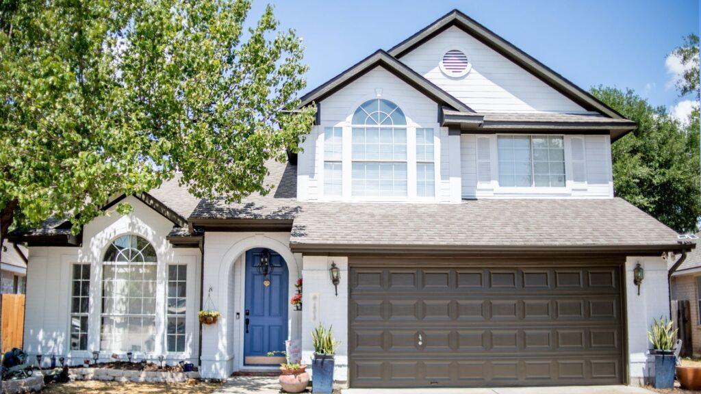 white home following HOA rules and guidelines_that1painter pearland