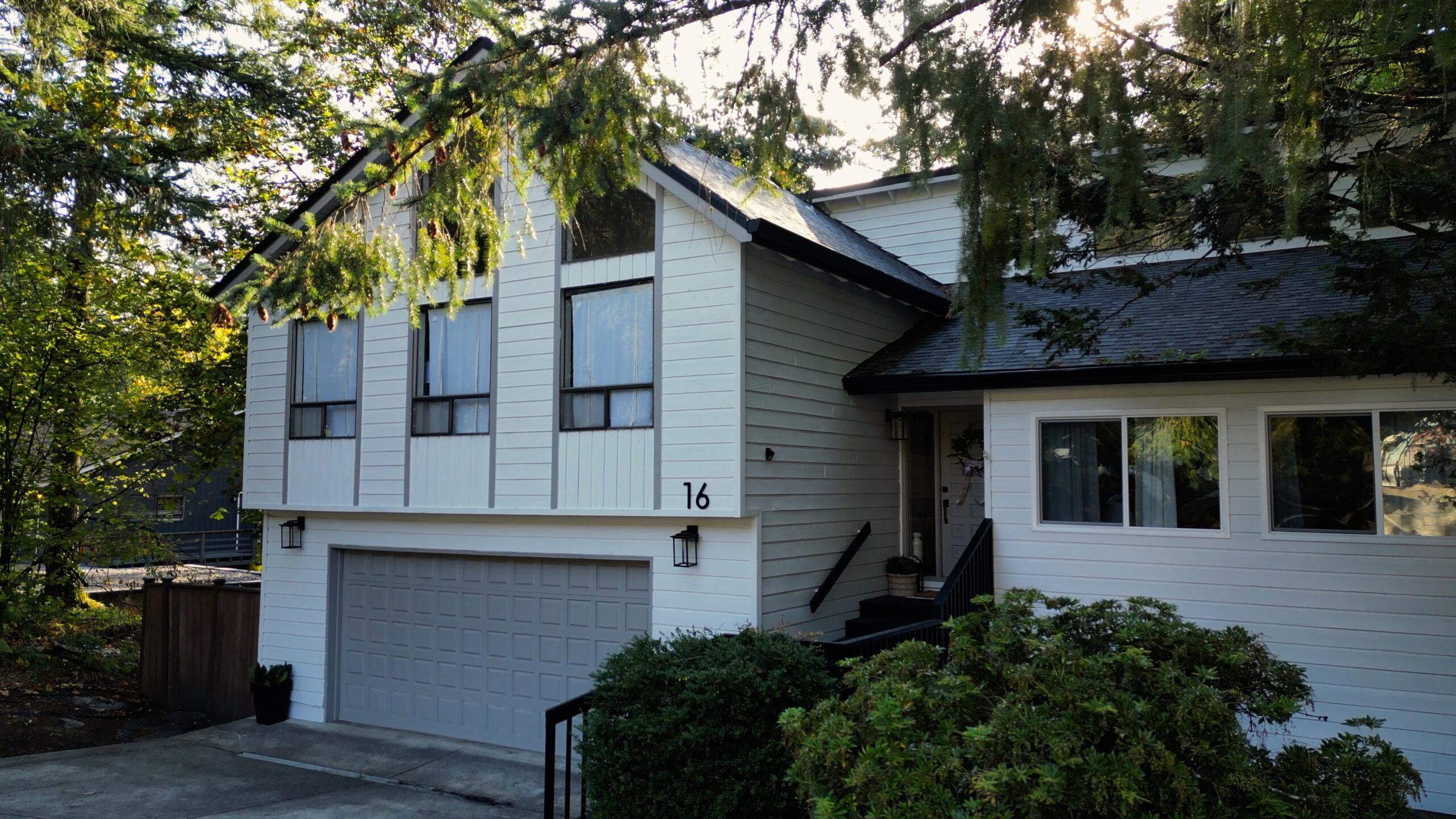 Outside of home in Salem, Or that just used painting services from That 1 Painter Salem.