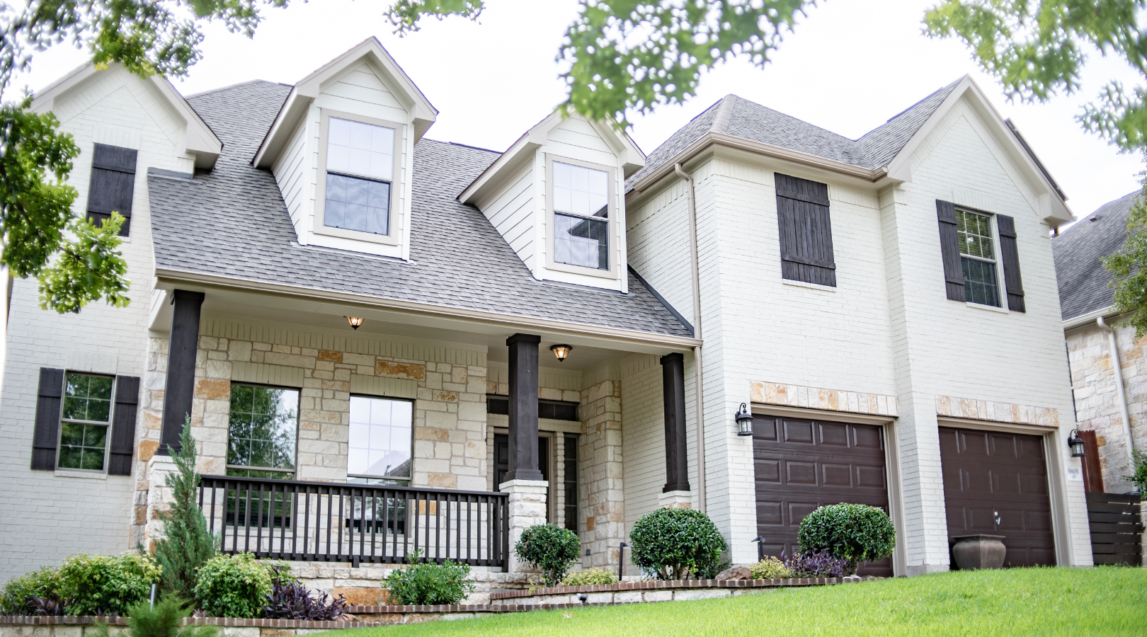 A white painted brick home painted by professional painters in Tulsa Oklahoma_That 1 Painter