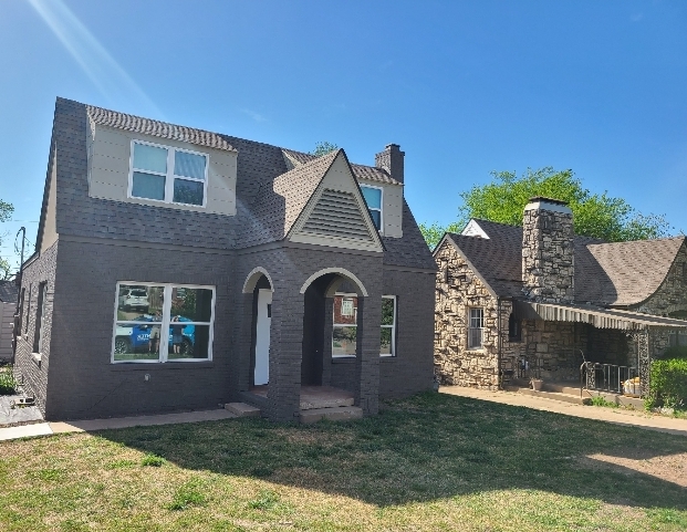 a brown brick home before an exterior house painting project done by a professional brick painter in tulsa, ok_that 1 painter